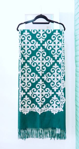 Πασμίνα κεντητή πράσινη με σαμπανί σχέδια