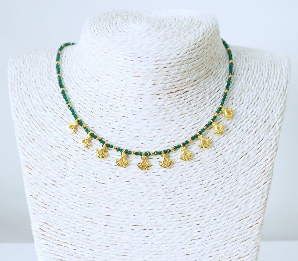 Κολιέ κοντό από επίχρυσα boho στοιχεία, Αιματίτη χρυσό και πράσινα κρυσταλλάκια