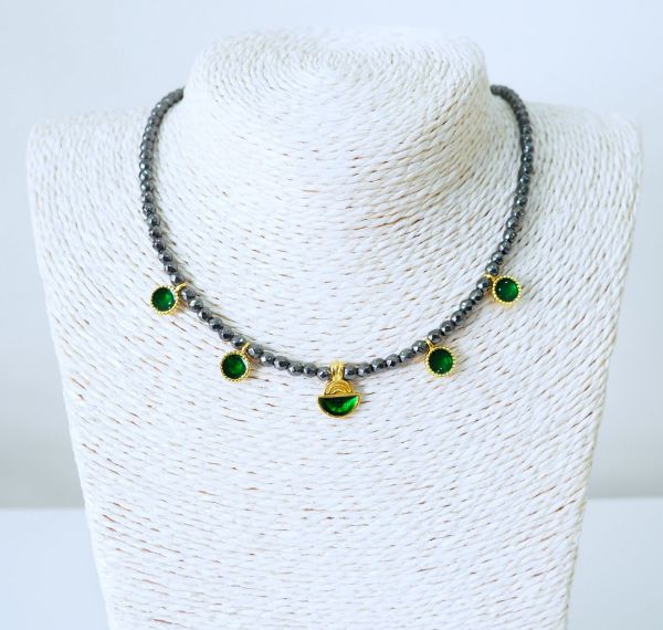 Κολιέ κοντό από επίχρυσα στοιχεία με πράσινο σμάλτο και Αιματίτη