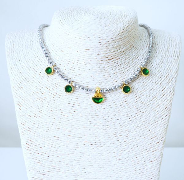 Κολιέ κοντό από επίχρυσα στοιχεία με πράσινο σμάλτο και Αιματίτη ασημί