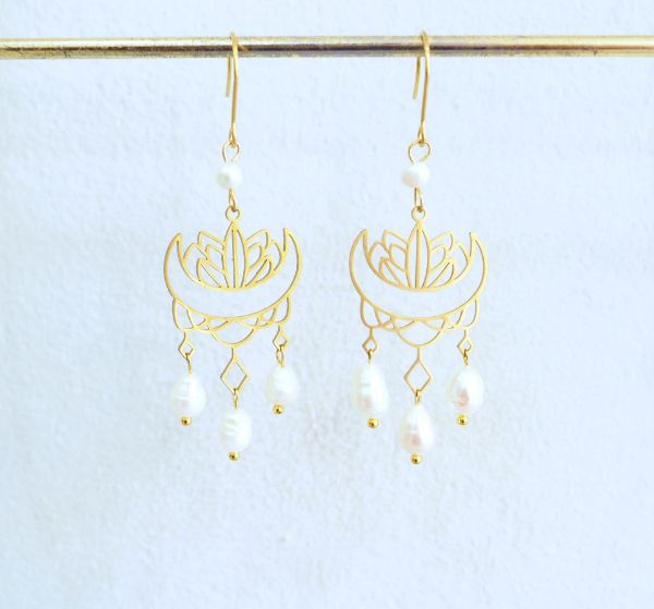 Σκουλαρίκια ατσάλινο χρυσό νούφαρο με μαργαριτάρια λευκά