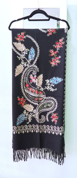 Πασμίνα κεντητή μαύρη με λαχούρια και πετρούλες
