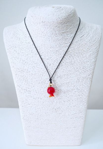 Γούρι κολιέ από ρόδι μουράνο σε κορδόνι κερωμένο μαύρο