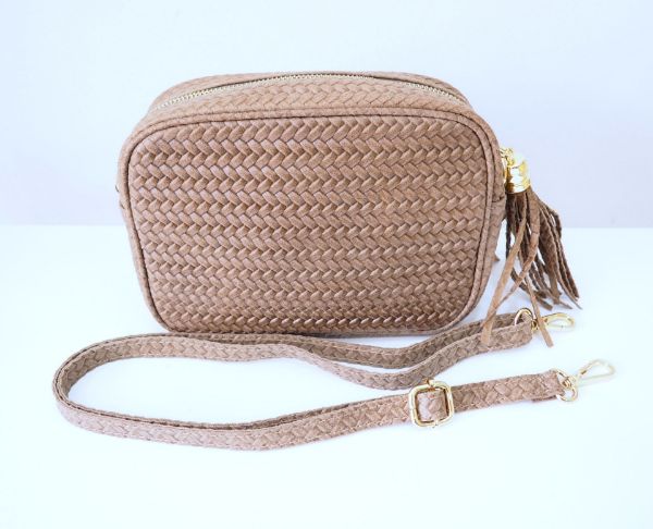 Τσάντα δερμάτινη στο χρώμα του πούρου με υφή πλεξούδα