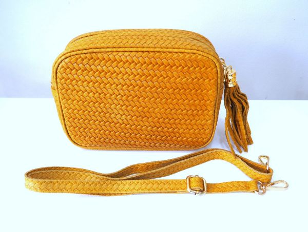 Τσάντα δερμάτινη μουσταρδί με υφή πλεξούδα