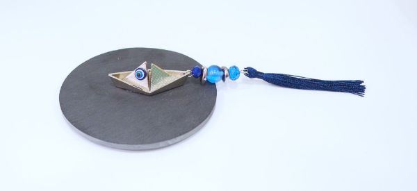 Γούρι από Σχιστόλιθο στρογγυλό με μεταλλικό καραβάκι, Κρύσταλλα μπλε, Αιματίτη και φούντα