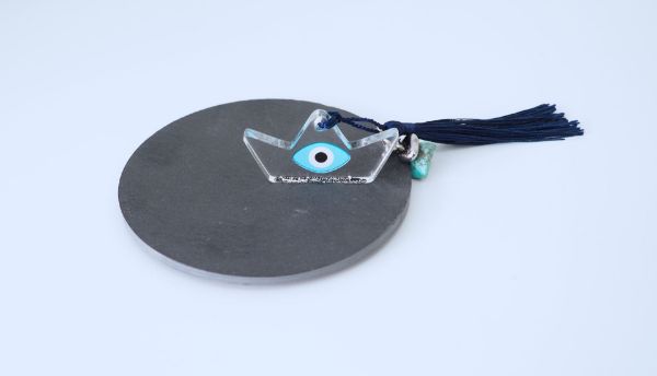 Γούρι από Σχιστόλιθο στρογγυλό με πλεξιγκλάς καραβάκι, Τιρκουάζ, Αιματίτη και φούντα