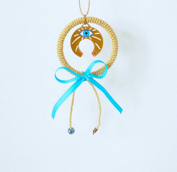 Γούρι από χειροποίητο στεφάνι χρυσό, πλεξιγκλάς πέταλο και κεραμική χάντρα μπλε