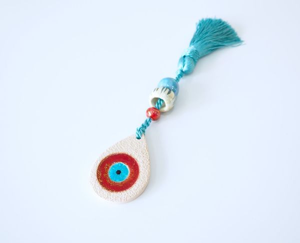 Γούρι από γαλάζια φούντα, κεραμικό μάτι και χάντρες