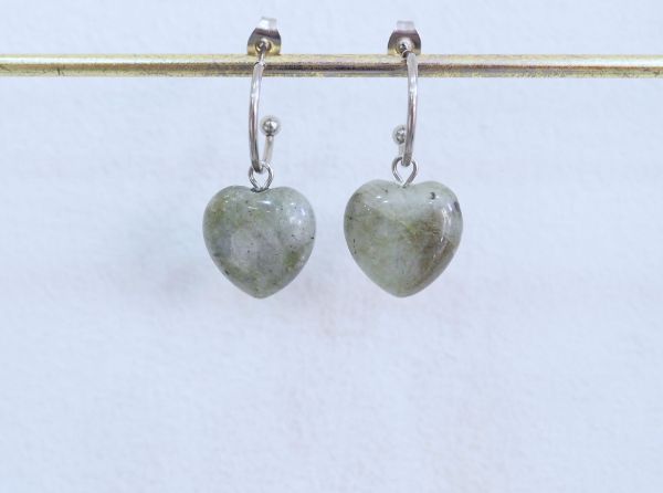 Σκουλαρίκια καρδιές από Λαμπαδορίτη σε ατσάλινο κρίκο