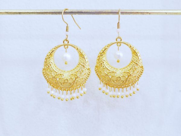 Σκουλαρίκια από επίχρυσα στοιχεία, λευκά κρυσταλλάκια και Μαργαριτάρια 